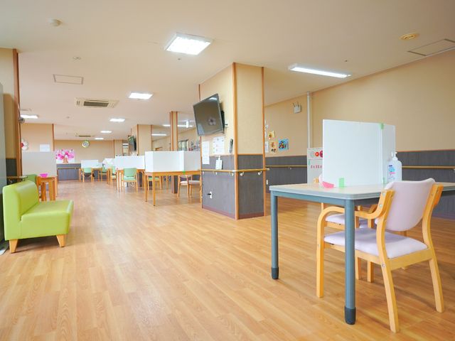 広々とした快適な食堂 食堂 木のぬくもり溢れる食堂は、ゆとりのある配置でくつろぎやすい設計です。彩り豊かな壁飾りが暖かい雰囲気を演出しています。