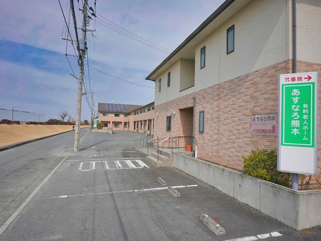 明るい外観の建物 外観 落ち着いた色合いの外観が特徴の建物です。訪問者を暖かく迎えてくれる雰囲気が感じられます。
