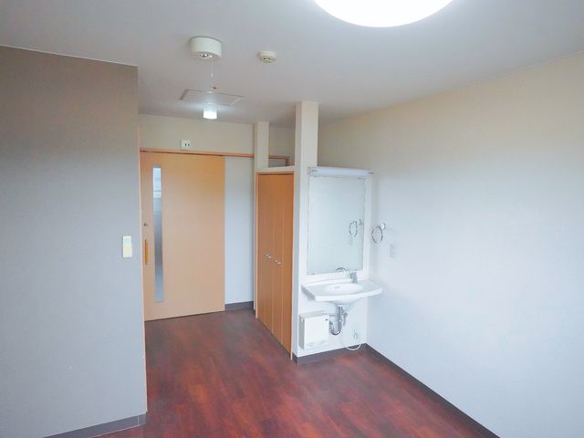 居室の清潔な空間 居室 ゆとりある居室には、必要な設備が整っており、快適な個人空間が確保されています。明るく開放感のある環境で働きませんか。