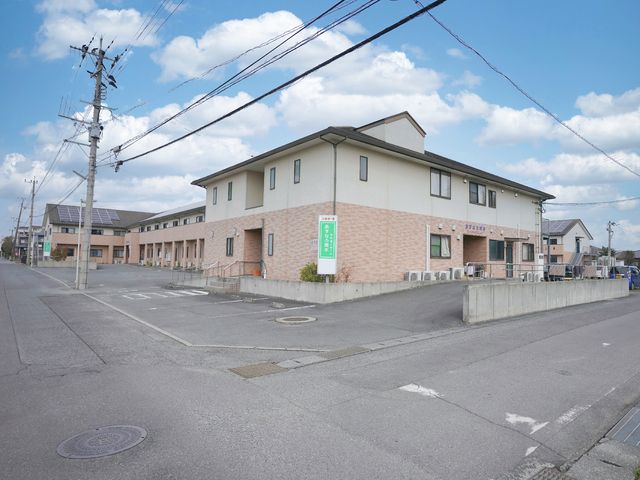 明るく広々とした外観 外観 ゆとりを感じさせる外観で、通りからのアクセスも良好です。心地よい環境でのお仕事をお探しの方に適しています。