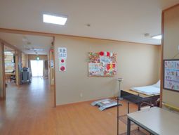 明るい廊下と掲示物