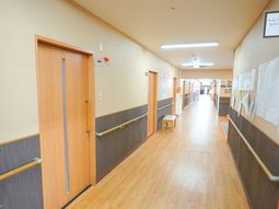廊下が明るく広がる様子
