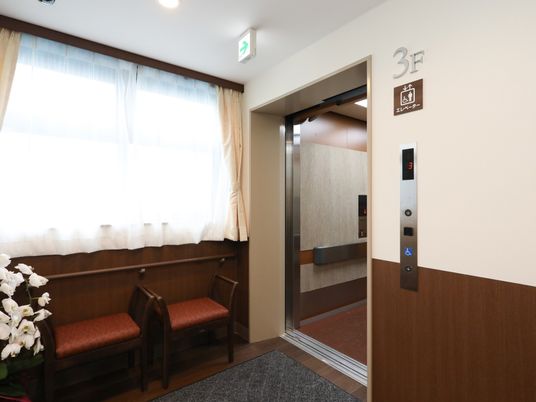 明るい廊下のエレベーター前