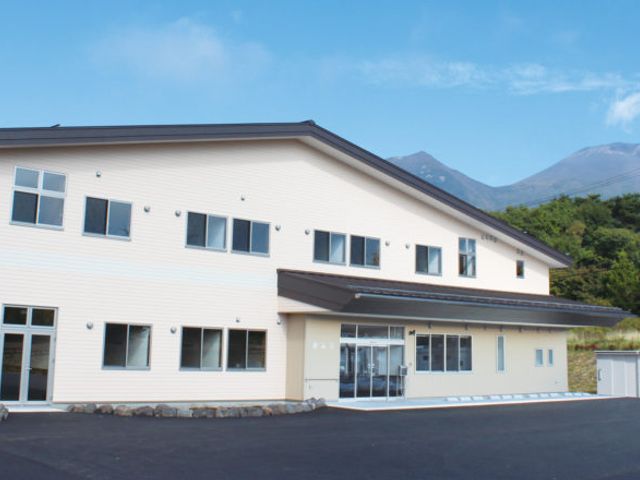 明るい外観の施設 外観 広々とした駐車場があり、自然に囲まれた清潔感のある建物です。心地よい環境でお仕事に専念できる空間が広がっています。