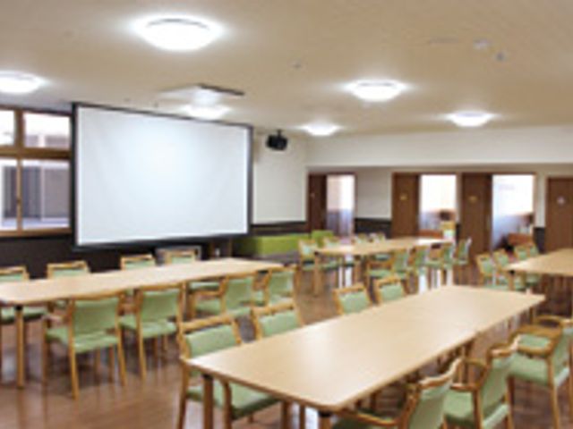 広々とした明るい食堂 清潔感のあふれる食堂は、ゆったりとした食事時間を過ごせる空間です。ここで様々なイベントも開催され、利用者の交流の場になっています。