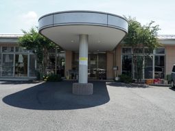 円形屋根のモダンなエントランス