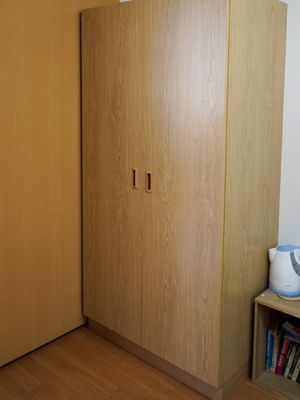 シンプルな木目の扉