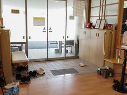 明るい受付エリア