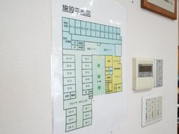 施設の掲示物と周辺機器