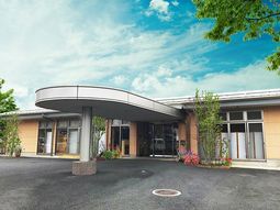 明るいエントランス外観