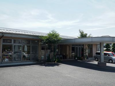 広々とした建物の外観