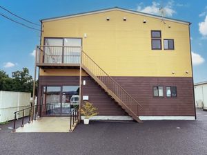 黄色い外壁の建物外観  