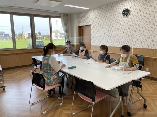 会議中の多目的室  