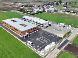 田園に建つ施設の外観