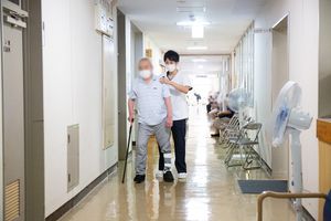 利用者とスタッフの廊下