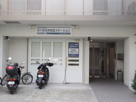 施設のエントランス  