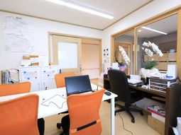 オフィス風オレンジ椅子