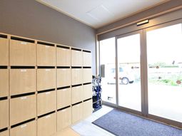 エントランスの靴箱とドア