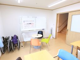 車椅子が並ぶ明るい部屋