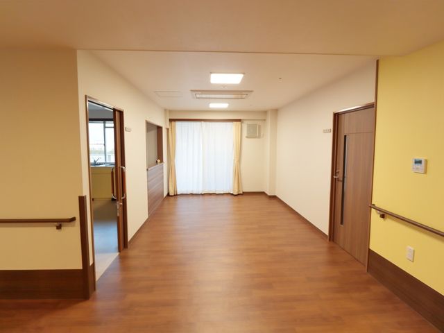 木材床の広い廊下 廊下 開放的な木材の床が広がる廊下です。自然光が入り、居心地の良さを感じられる空間です。