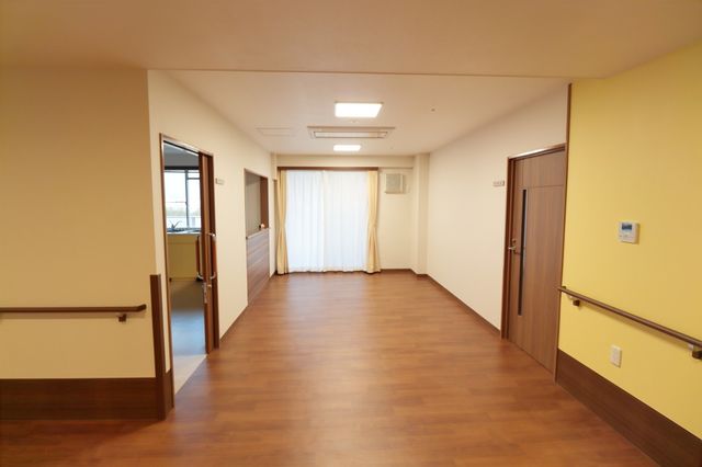 木材床の広い廊下