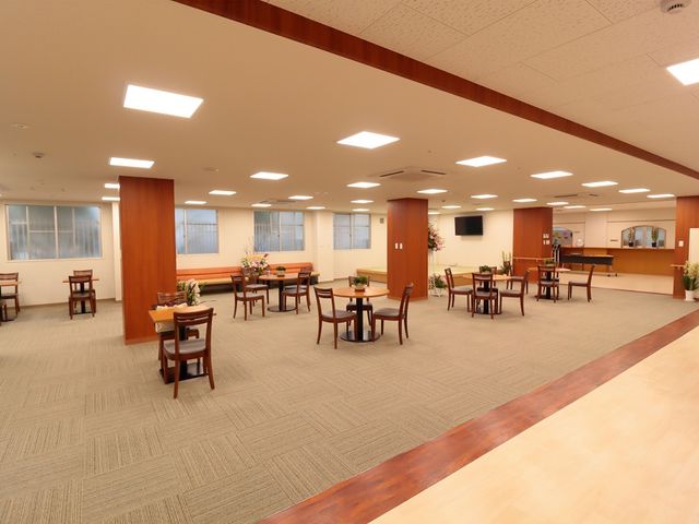 落ち着いた空間の食堂 食堂 広々とした明るい空間で、利用者同士が交流を深める食堂です。自然光が心地よく差し込みます。
