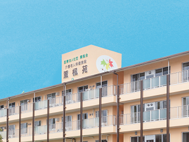 明るい外観 外観 明るい外観が印象的な建物です。周囲の木々と調和し、穏やかな環境が感じられます。