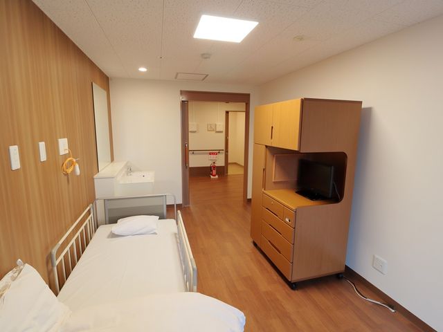 明るい居室 居室 広々とした明るい居室は、木の温もりが感じられます。快適な住環境を求める方に最適です。