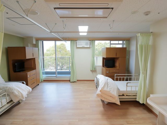 明るく広々とした居室 居室 大きな窓から自然光が差し込む明るい居室です。快適な環境でくつろいでいただけます。