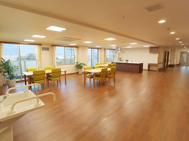 広々としたダイニングルーム ダイニングルーム 自然光が降り注ぐ、開放的で暖かな雰囲気のスペースです。同僚との談笑や集まりに最適です。