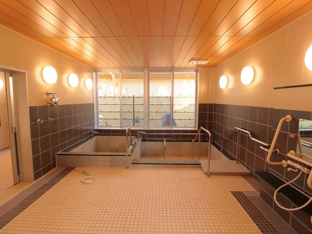 手すりのある浴室 浴室 明るく広々とした浴室は、手すり付きで安全性が高く、介護のしやすい設計です。