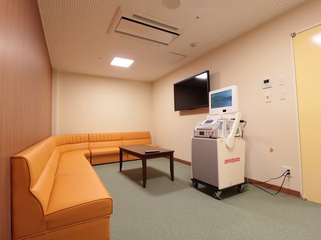 快適な休憩室 休憩室 広々とした空間に、リラックスできるソファーセットがあります。研修や休憩に最適です。