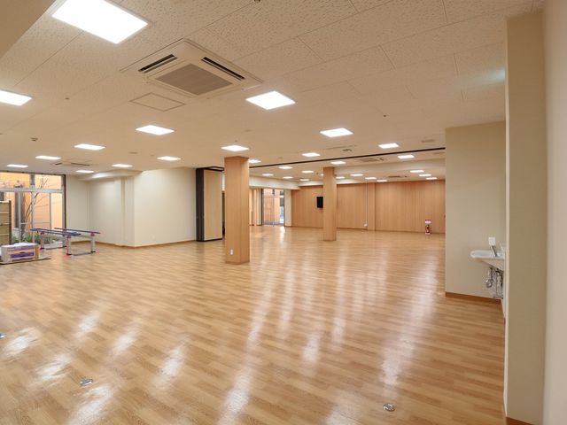 広々とした多目的室 多目的室 広いスペースが特徴の多目的室です。自然光が優しく差し込み、何にでもご利用いただけます。