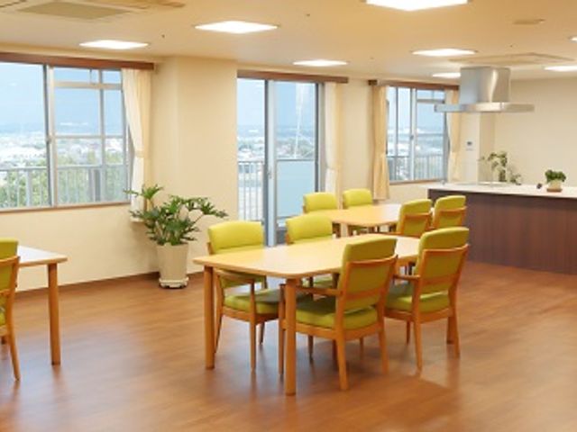 広々としたラウンジ ラウンジ 広々とした共有スペースで、自然光が差し込みます。快適な環境でリラックスできます。