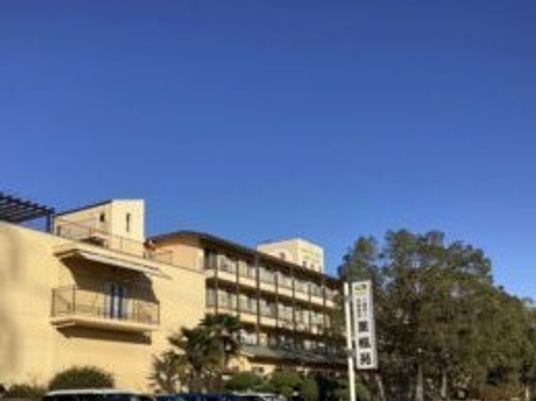 明るい外観の建物正面  