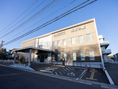 駐車場がある建物外観