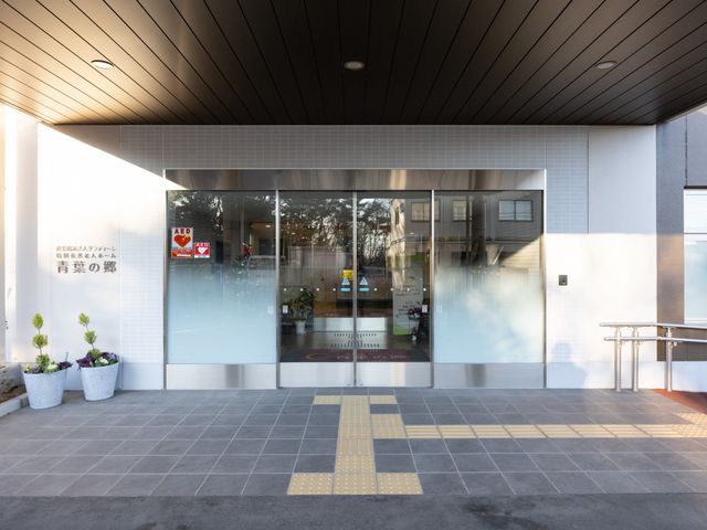 自動ドアの入口 エントランス 広々としたエントランスには、自動ドアが設置されていますので、出入りが快適です。