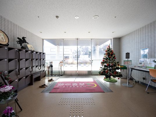 クリスマス飾りのロビー