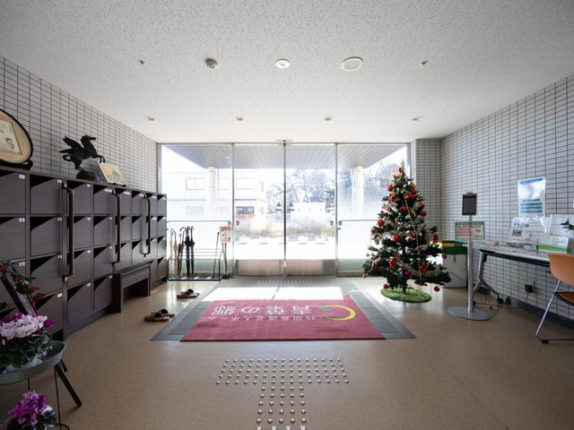 クリスマス飾りのロビー ロビー 広々とした明るいスペースで、入居者の方々がリラックスできる雰囲気を感じられます。
