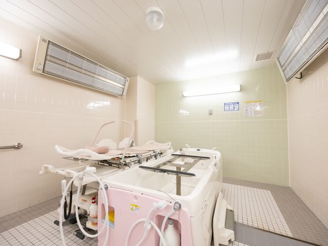 清潔感のある浴室 浴室 広々とした明るい空間で、リフト付き設備が整い、安全で快適な入浴が可能です。