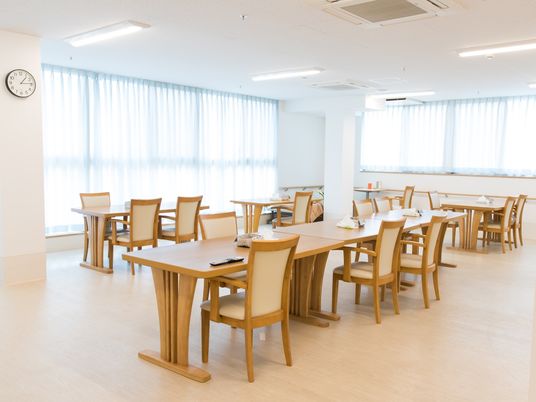 広々とした食堂での業務