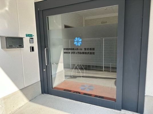 施設のエントランスドア