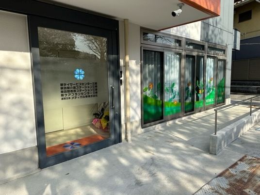 おしゃれなエントランス案内