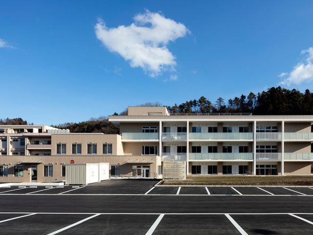 広々とした建物の外観 外観 広々とした駐車スペースを備えた施設です。周囲の景色を楽しみながら快適に過ごせます。