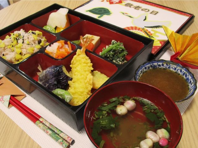 お祝い膳の食卓 食堂 季節感あふれるお祝い膳が用意されており、色とりどりの料理で気分も華やかになります。