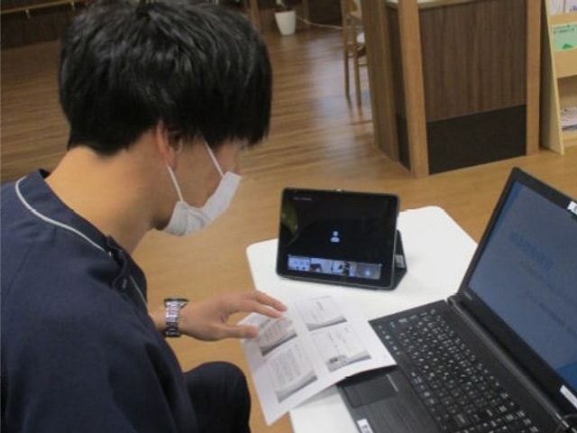 スタッフイメージ スタッフイメージ スタッフがパソコンとタブレットで業務を行う様子です。これにより効率的な作業が可能です。