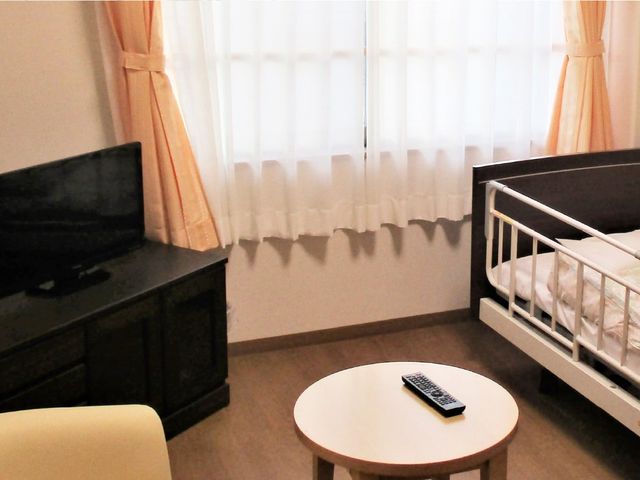 日当たりの良い居室 居室 明るい居室には、心地よいベッドとテレビが設置されています。自然光がたっぷり入る快適な空間です。
