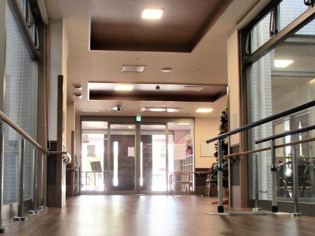 広い廊下 廊下 手すりのある広々とした廊下です。安全に配慮された設計で、移動に安心感があります。