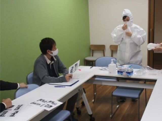 研修中の会議室 会議室 スタッフが介護の研修を受けており、和やかな雰囲気で進行しています。興味深い discussions が交わされています。