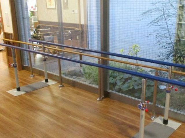 優しい光の訓練室 機能訓練室 自然光が差し込む明るい空間で、トレーニングを快適に行えます。木目調の床が温かみを感じさせます。